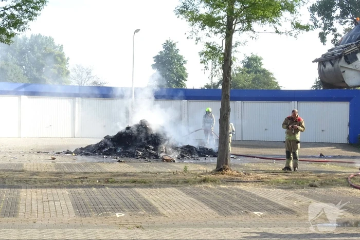 Afval in vuilniswagen vat vlam