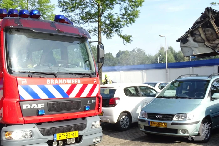 Afval in vuilniswagen vat vlam