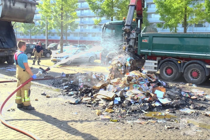 Afval in vuilniswagen vat vlam