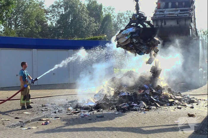 Afval in vuilniswagen vat vlam