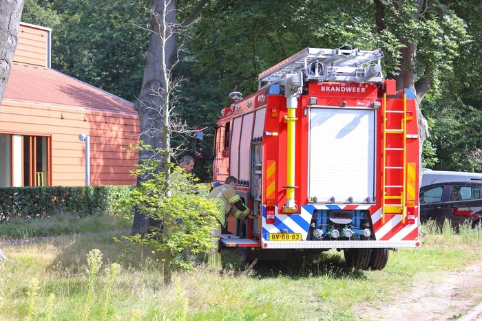Kind vast in speeltoestel van peuterspeelzaal