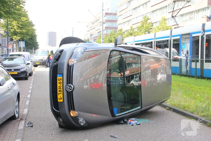 Auto belandt op zijn kant