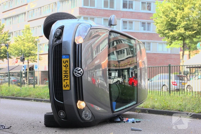 Auto belandt op zijn kant