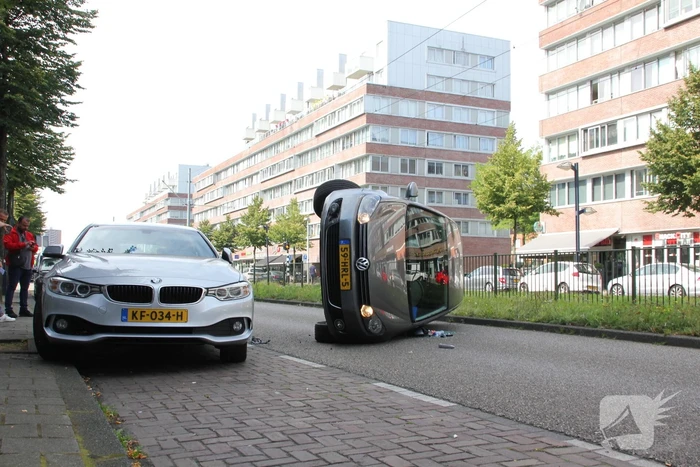 Auto belandt op zijn kant