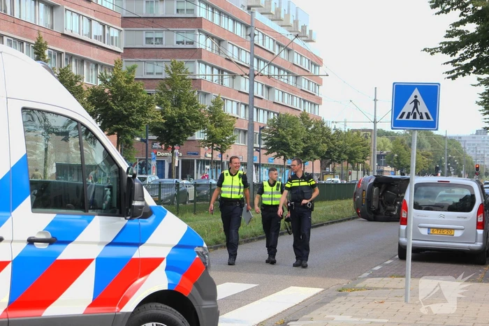 Auto belandt op zijn kant