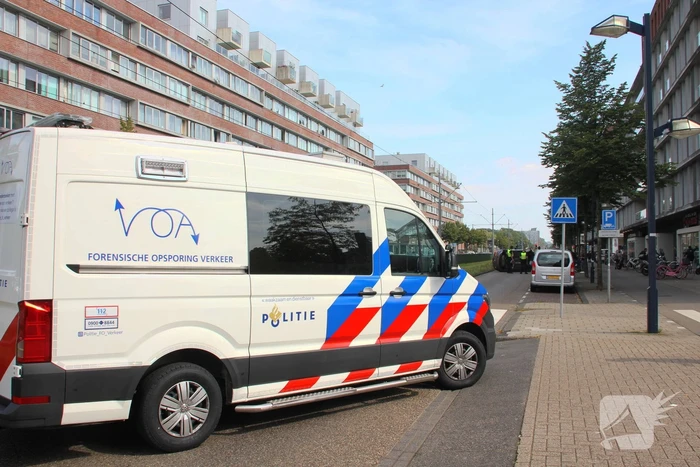 Auto belandt op zijn kant