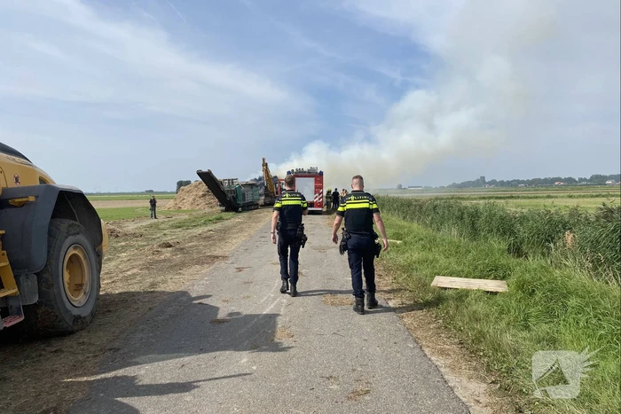 Grote berg hooibalen vat vlam