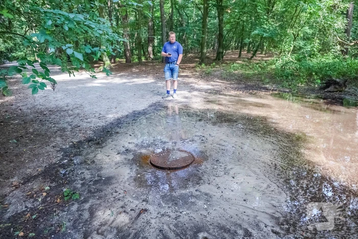 Putdeksel komt omhoog en zorgt voor wateroverlast op bospad