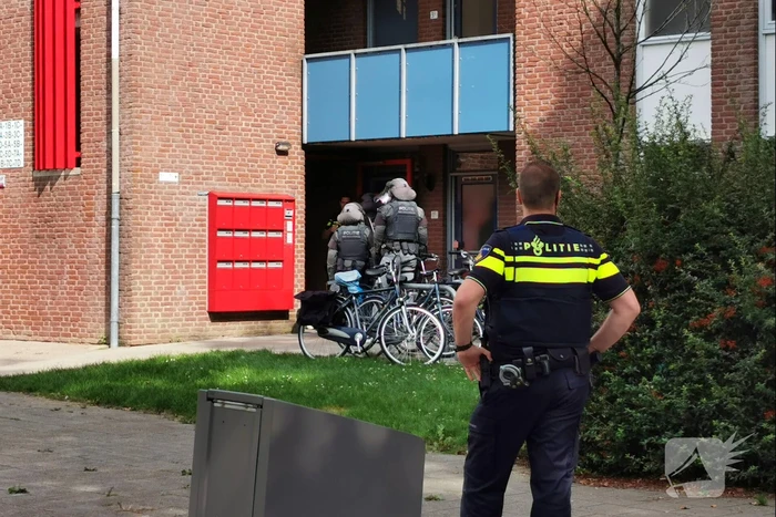 Arrestatieteam doet inval in flatwoning