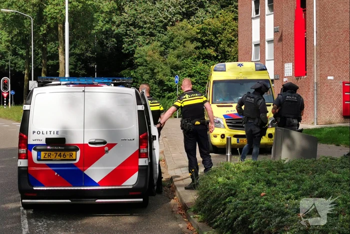 Arrestatieteam doet inval in flatwoning