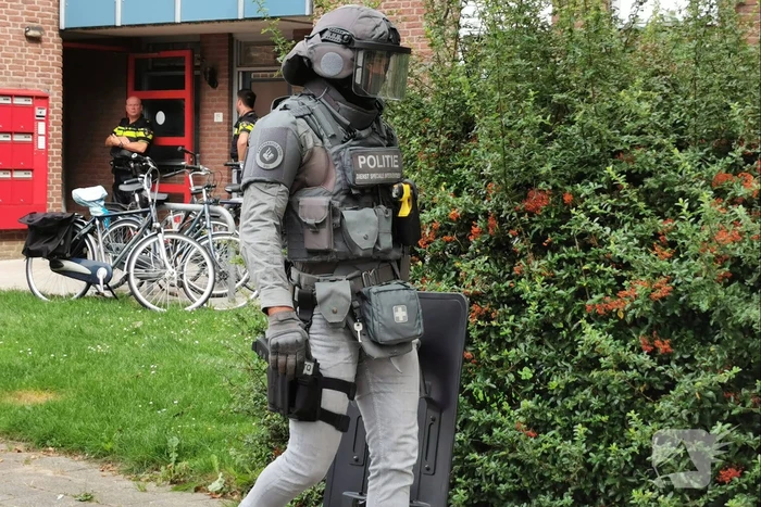 Arrestatieteam doet inval in flatwoning