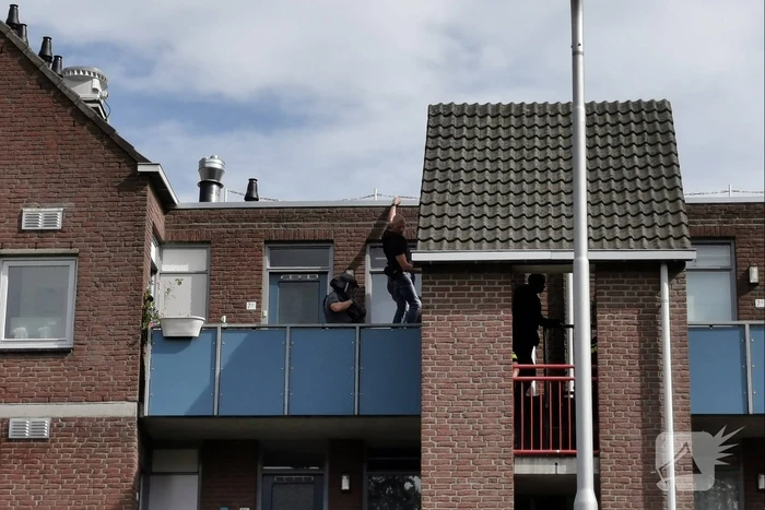 Arrestatieteam doet inval in flatwoning