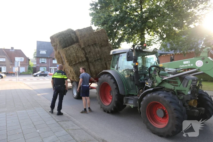 Kar met hooibalen dreigt om te vallen