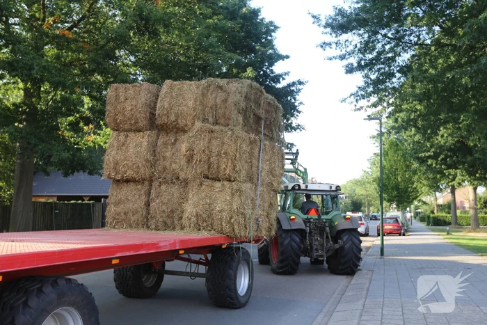 Kar met hooibalen dreigt om te vallen