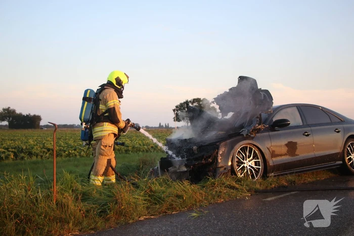 Auto vliegt in brand tijdens het rijden