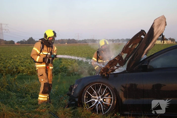 Auto vliegt in brand tijdens het rijden