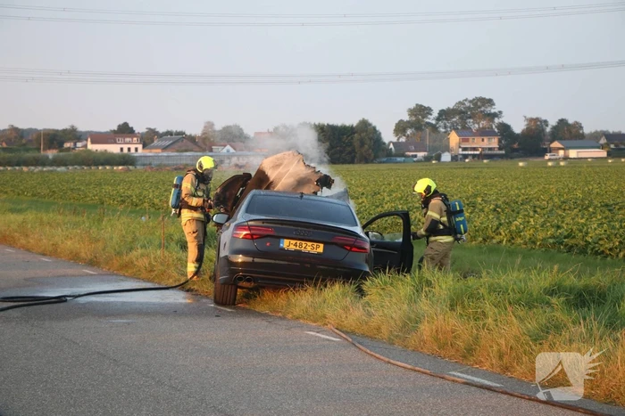 Auto vliegt in brand tijdens het rijden