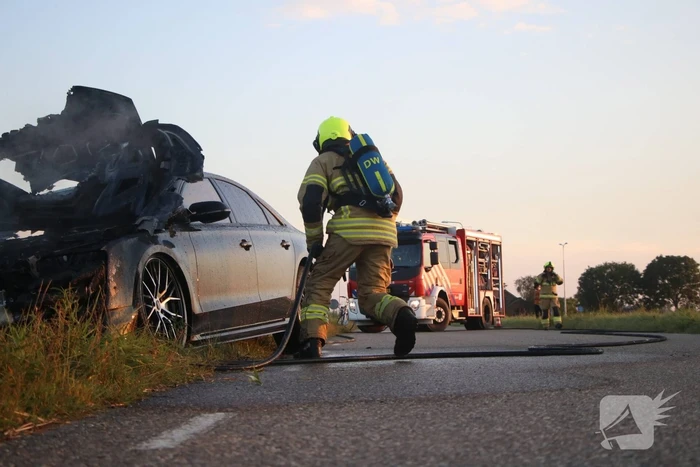 Auto vliegt in brand tijdens het rijden