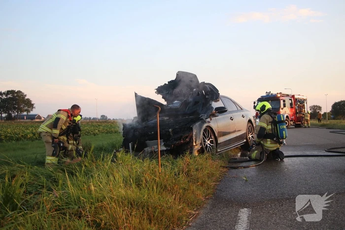 Auto vliegt in brand tijdens het rijden