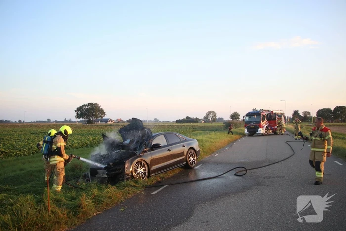 Auto vliegt in brand tijdens het rijden