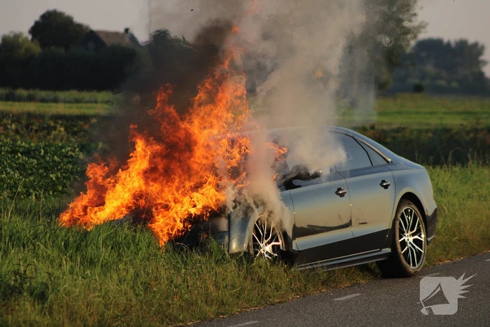 Auto vliegt in brand tijdens het rijden