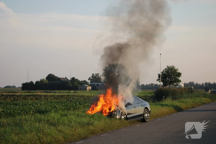 Auto vliegt in brand tijdens het rijden