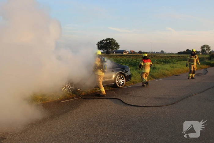 Auto vliegt in brand tijdens het rijden