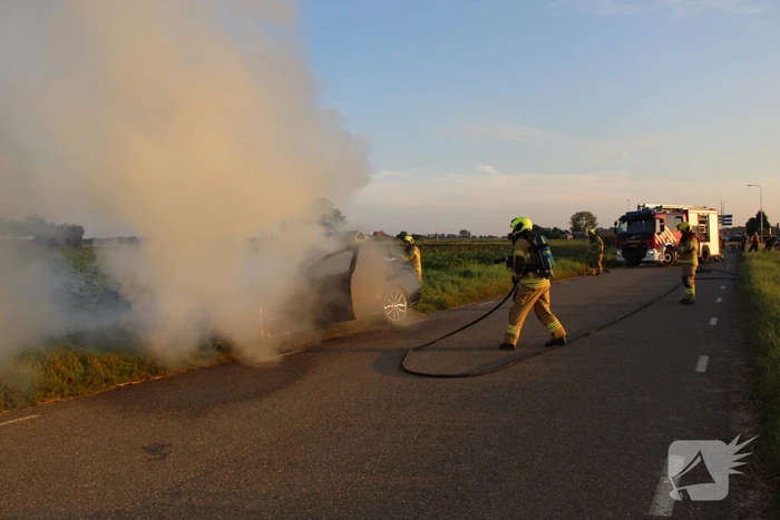 Auto vliegt in brand tijdens het rijden