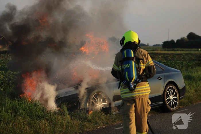 Auto vliegt in brand tijdens het rijden