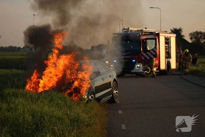 Auto vliegt in brand tijdens het rijden