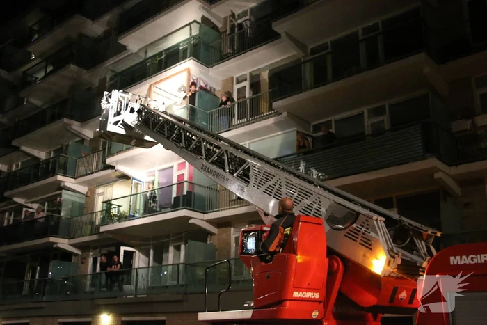 Alerte buurtbewoners melden brand in flatgebouw