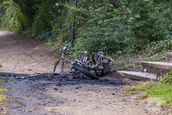 Opnieuw gaat een GO Sharing deelscooter in vlammen op