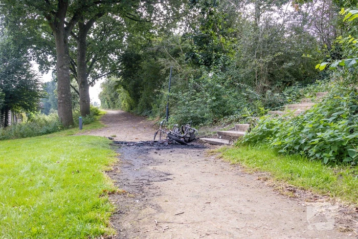 Opnieuw gaat een GO Sharing deelscooter in vlammen op
