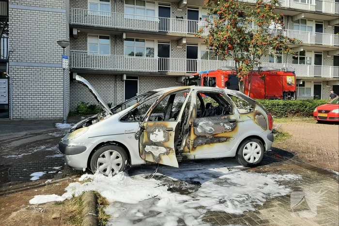 Geparkeerde auto compleet verwoest door brand