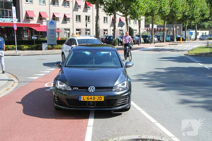 Afslaande fietser geschept door auto