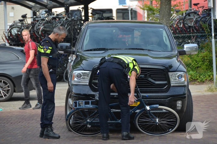 Fietser gewond bij botsing met pick-up wagen