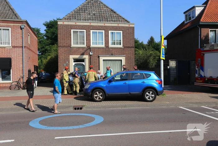 Auto botst op wegrijdende auto van parkeerplaats