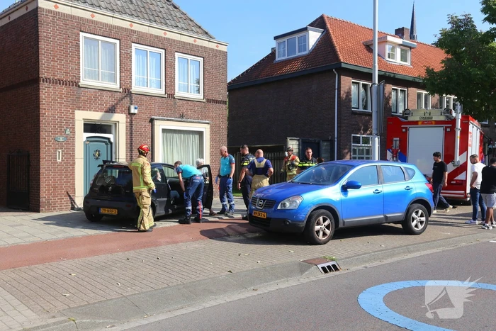 Auto botst op wegrijdende auto van parkeerplaats