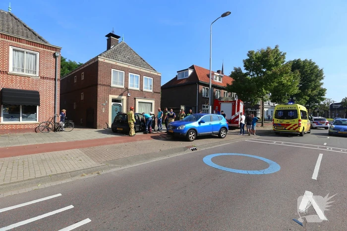 Auto botst op wegrijdende auto van parkeerplaats