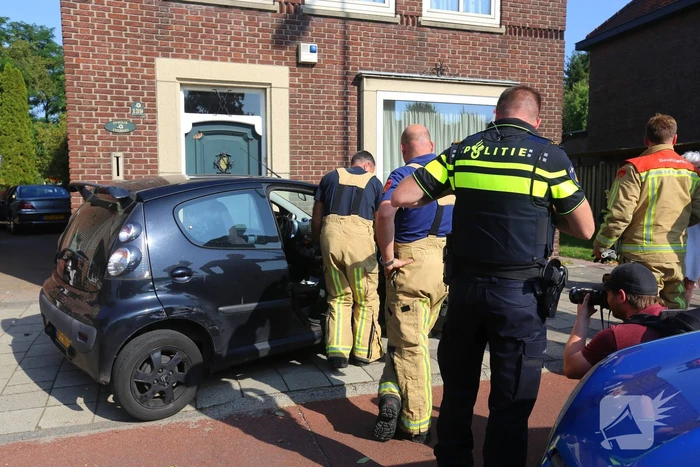 Auto botst op wegrijdende auto van parkeerplaats