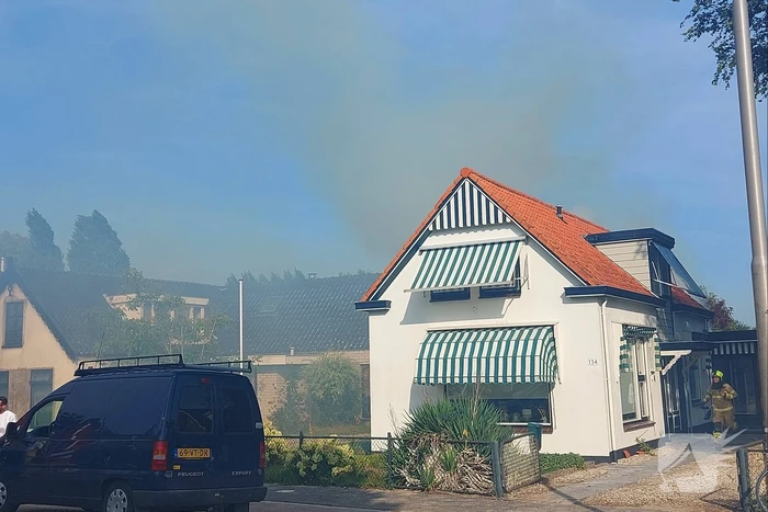 Coniferenhaag vliegt in brand in achtertuin