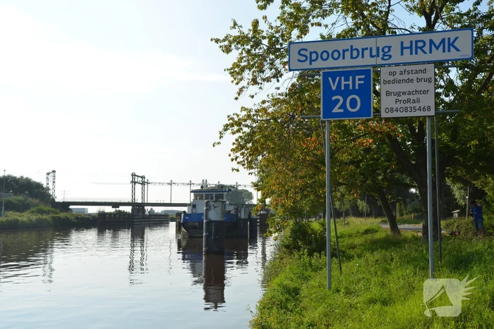 Vaarverkeer gestremd door storing in spoorbrug Van Harnixmakanaal