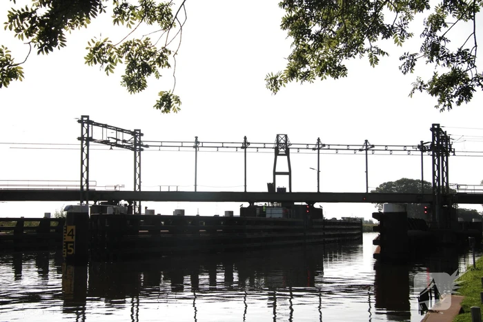 Vaarverkeer gestremd door storing in spoorbrug Van Harnixmakanaal