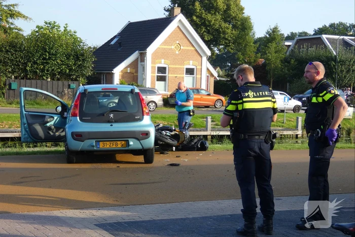 Motorrijder gewond bij botsing met personenauto