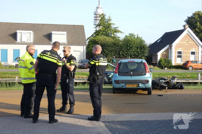Motorrijder gewond bij botsing met personenauto