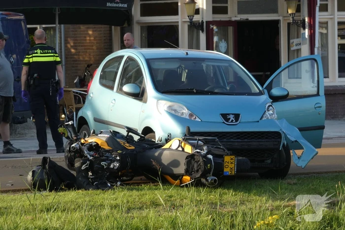 Motorrijder gewond bij botsing met personenauto