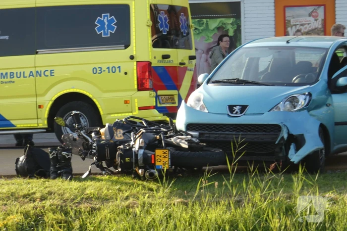 Motorrijder gewond bij botsing met personenauto