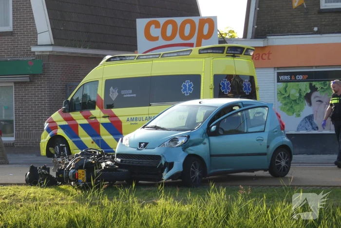 Motorrijder gewond bij botsing met personenauto