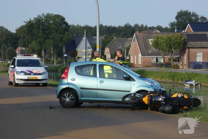 Motorrijder gewond bij botsing met personenauto