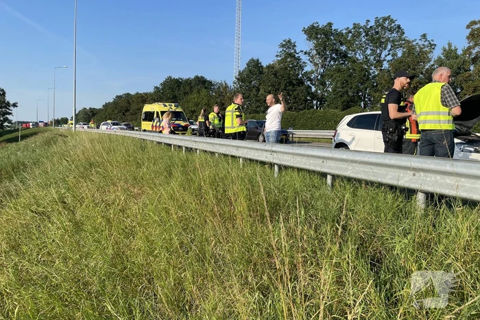 Drie auto's botsen op de snelweg